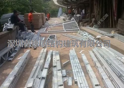 客戶花30萬建成的輕鋼別墅，優(yōu)美的外觀，坐擁山川美景(圖2)